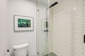 Brevard Retreat: Fireplace, Deck & Screened Porch!