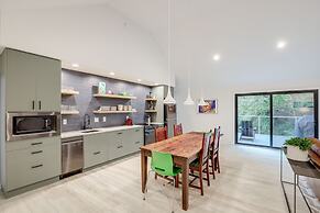 Brevard Retreat: Fireplace, Deck & Screened Porch!