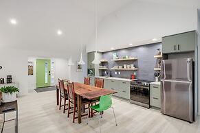 Brevard Retreat: Fireplace, Deck & Screened Porch!