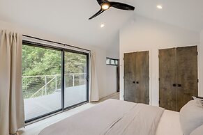 Brevard Retreat: Fireplace, Deck & Screened Porch!