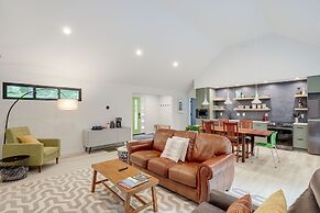 Brevard Retreat: Fireplace, Deck & Screened Porch!