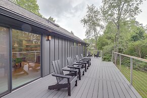 Brevard Retreat: Fireplace, Deck & Screened Porch!