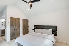 Brevard Retreat: Fireplace, Deck & Screened Porch!