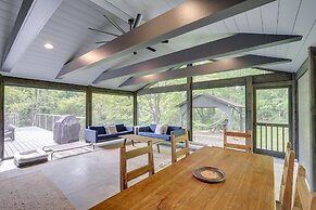 Brevard Retreat: Fireplace, Deck & Screened Porch!