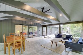 Brevard Retreat: Fireplace, Deck & Screened Porch!