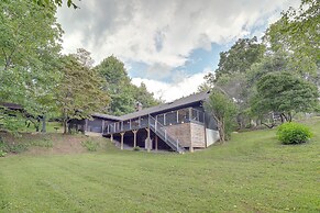 Brevard Retreat: Fireplace, Deck & Screened Porch!