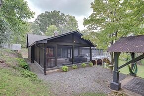 Brevard Retreat: Fireplace, Deck & Screened Porch!
