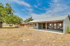 20 Mi to Austin: Texas Farmhouse on 10 Acres