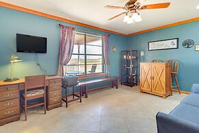 20 Mi to Austin: Texas Farmhouse on 10 Acres