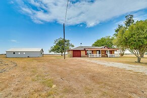 20 Mi to Austin: Texas Farmhouse on 10 Acres