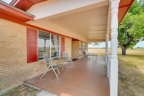 20 Mi to Austin: Texas Farmhouse on 10 Acres
