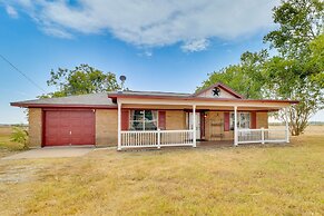 20 Mi to Austin: Texas Farmhouse on 10 Acres