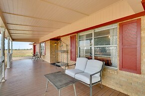 20 Mi to Austin: Texas Farmhouse on 10 Acres