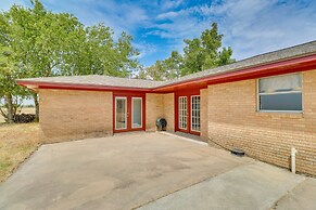 20 Mi to Austin: Texas Farmhouse on 10 Acres