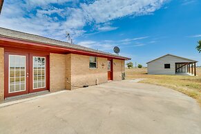 20 Mi to Austin: Texas Farmhouse on 10 Acres