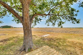 20 Mi to Austin: Texas Farmhouse on 10 Acres