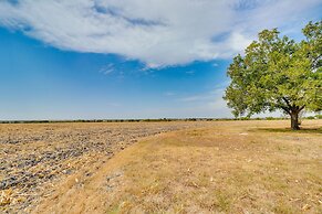 20 Mi to Austin: Texas Farmhouse on 10 Acres