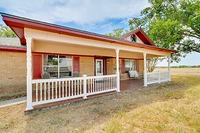 20 Mi to Austin: Texas Farmhouse on 10 Acres