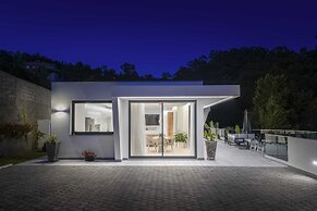 Sun, Pool and Comfort, The White House