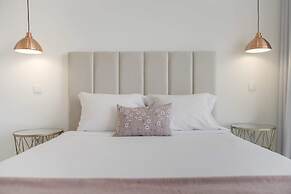 Sun, Pool and Comfort, The White House