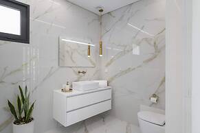 Sun, Pool and Comfort, The White House