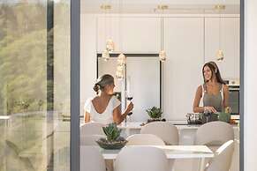 Sun, Pool and Comfort, The White House