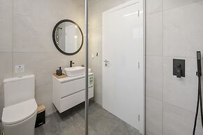 Sun, Pool and Comfort, The White House