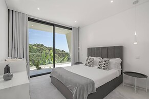 Sun, Pool and Comfort, The White House