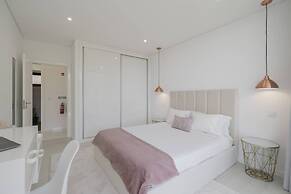 Sun, Pool and Comfort, The White House