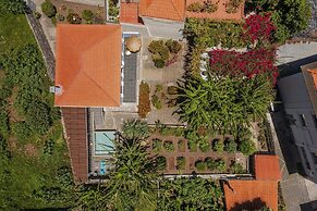 With Secret Garden and Pool - Villa Quebra Costas