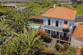With Secret Garden and Pool - Villa Quebra Costas
