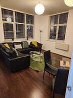 2bed Apt -king Bed -free Parking - Family Friendly