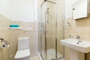 2bed Apt -king Bed -free Parking - Family Friendly