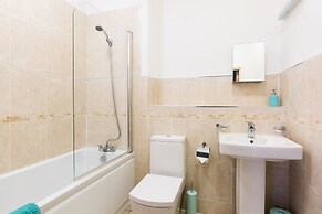 2bed Apt -king Bed -free Parking - Family Friendly