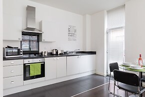 2bed Apt -king Bed -free Parking - Family Friendly