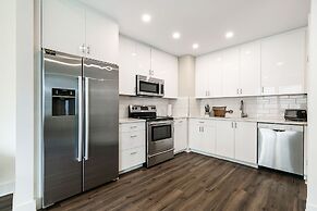 Spacious Luxury: 4BR Condo Moments from French Quarter