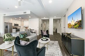 Spacious Luxury: 4BR Condo Moments from French Quarter