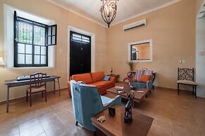 Espectacular casona con alberca y jardines