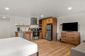 Hotel Canoe and Suites