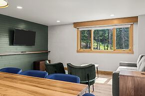 Hotel Canoe and Suites