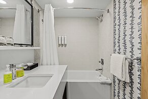 Hotel Canoe and Suites