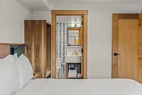 Hotel Canoe and Suites