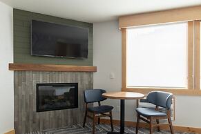 Hotel Canoe and Suites