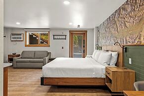 Hotel Canoe and Suites