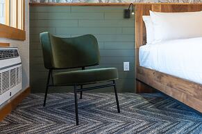 Hotel Canoe and Suites