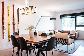 Huckin' Harry's by Revelstoke Vacations