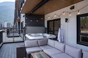 Huckin' Harry's by Revelstoke Vacations