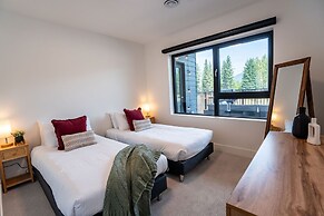 Huckin' Harry's by Revelstoke Vacations