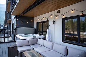 Huckin' Harry's by Revelstoke Vacations