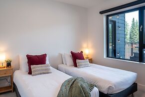 Huckin' Harry's by Revelstoke Vacations